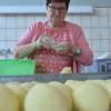 Beim Krumberefest der Freunde fränkischen Brauchtums werden die Klöße und zahlreiche weitere Speisen noch von Hand gemacht. Im Bild Gudrun Wiesner, beim Portionieren des Kloßteigs im Jahr 2022.