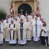Das Team des Pastoralen Raumes Kitzingen und der Wallfahrtskirche Maria im Sand sowie den Ministrierenden vor dem Portal des Klosters.