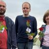 Ingrid Stryjski, Thorsten Reppert und Frederik Hellert verteilten Rosen.
