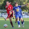 Julian Spöringer (links) vom TSV Rottendorf im Zweikampf mit Luca Dimter von der FG Marktbreit-Martinsheim: Die Rottendorfer setzten sich im Pokal-Viertelfinale gegen den gastgebenden Kreisligisten durch.