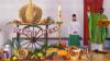Wie in der Gelchsheimer Kirche, wo Pfarrer Tiando  den Gottesdienst hielt, wird das Erntedankfest allerorten in den Kirchen gefeiert. Mit auf dem Bild Ministrant Samuel.