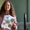 VHS-Leiterin Carmen van Musscher mit dem neuen Programm der VHS Ochsenfurt im neu eingerichteten Gymnastikraum in der Roten Schule.