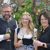 Die Repräsentanten des 25. Kulturherbstes in Untereisenheim: Christian Holzinger (erster Bürgermeister), Jule Hochrein (Untereisenheimer Weinprinzessin) und Heike Hochrein (vom Organisationsteam).