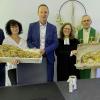Eine "gebackene Schlüsselübergabe" gab es bei der Übergabe des neuen Bürgerhauses mit Standesamt (von links):  Wolfgang Kühl, Standesbeamtin Petra Felser, Bürgermeister Michael Ziegler, Pfarrerin Sarah Schimmel und Pfarrer Bernhard Öchsner sowie Architekt Sebastian Pollach.