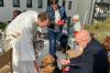 Gesegnet werden: Ein berührender Moment für Hund und Mensch. Diakon Joachim Werb und Gabi Treutlein laden regelmäßig in im Oktober zu einer Tiersegnung auf dem Vorplatz von St. Anton in Schweinfurt ein. 