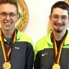 Mit Medaillen dekoriert: der drittplatzierte Leon Mahler (links) und der deutsche Meister Luca Hörning vom Schützen-Club Birkenfeld.
