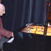 Helge Barabas absolvierte das gut zweistündige Programm „My Music“ ohne ein einziges Notenblatt, wofür ihm Jürgen Hartwig seine Bewunderung aussprach.