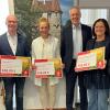 Julia Martin (Leiterin Beratungscenter), Bürgermeister Dieter Lenzer, Dominice Weiglein (Abteilung Judo FC Iphofen), Sparkassen-Vorstandsvorsitzender Bernd Fröhlich, Kindergartenleiterin Marion Beringer und Pater Adam Was bei der symbolischen Scheckübergabe.