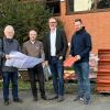 Ortstermin an der Mehrzweckhalle Gerbrunn: Architekt Sven Neumann, Georg Stirnweiß, Bürgermeister Stefan Wolfshörndl, Geschäftsleiter Markus Meyer und Jan Nirsberger Liegenschaften Gemeinde Gerbrunn.