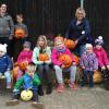 Die Kinder mit ihren Kürbissen, alles Unikate. Hintere Reihe von links: Maja Eltschka, Marina Eltschka, Toni Pfister, Ingrid Markert, die Vorsitzende des OGV, vordere Reihe von links:  Joshua und Emilio und Rosa Markert, Klara Kaiser, Stefan und Anastasia Michailowski, Leni Kaiser, Emily Markert, Tina Kaiser, Lina und Hanna Stussak.