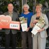 Bei der Übergabe der druckfrischen Kalender und der Spende freuten sich: Nachhaltigkeitsbeauftragter der Sparkasse Bad Neustadt Wolfgang Sauer, Georg Hansul vom Kreisverband für Gartenbau und Landespflege Rhön-Grabfeld, in Vertretung der Gartenbesitzer Ingrid Wartenberg, des weiteren von der Sparkasse Bad Neustadt Marketingleiterin Bianca Simon und Direktor Georg Straub