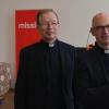 Monsignore Wolfgang Huber von "missio" überreichte dem Gastgeber Bischof Franz Jung (rechts) zum Dank eine Kerze. Monsignore Wolfgang Huber von "missio" überreichte dem Gastgeber Bischof Franz Jung (rechts) zum Dank eine Kerze.