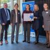 Freude über das Gütesiegel für die Stadtbibliothek Marktheidenfeld (von links): Bundestagsabgeordneter Paul Lehrieder, Simone Dotterweich und Susanne Wunderlich von der Stadtbibliothek Marktheidenfeld, Kultusministerin Anna Stolz und Würzburgs Bürgermeisterin Judith Jörg-Roth.
