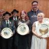 Auf dem Foto von links Schützenkönig Thomas Munke, 1. Vorstand Wolfgang Krines, 2.BGM Julian Müller, Schützenkönigin Gabi List, Seniorenkönig Edgar Leisentritt, Ehrenscheibengewinner Senioren Volkmar Schmitt, Otto Iff, Jugendkönigin Lea-Maria Romani, Vizekönig Christian Lorz & Vizekönigin Eva-Maria Krines.