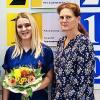 Als Anerkennung gab es einen großen Blumenstrauß für Pflegefachfrau Adela Mujic (Mitte) von Praxisanleiterin Carolin Römmelt (links) und der leitenden Pflegekraft Astrid Brust (rechts).