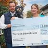 Bei der Spendenübergabe: Johannes Saal, Vorsitzender des Tierheims Schwebheim, und Jeannette Bayerlein, Leitung Silvana.