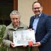 Zum 90. Geburtstag gratulierte Bürgermeister Michael Hombach der Wiesenfelderin Anna Peter mit einigen Flaak-Talern und dem aktuellen Lions-Adventskalender.