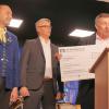 Beim Kommersabend anlässlich des 100. Gründungsjubiläums des Musikvereins Rieden spendete die VR-MainBank 5000 Euro an den Jubelverein (von links): Der erste und zweite Vorsitzende Reinhard Kaiser und Roland Cäsar, rechts Bankvorstand Franz-Josef Hartlieb.