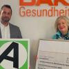 Einen Scheck über 20.000 Euro übergab David Hupp (Leiter Servicezentrum DAK-Gesundheit Würzburg) an Dagmar Amslinger (Geschäftsführerin des Bundesverbandes der Aphasiker).