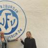 Vor dem neuen Logo (v.l.): Reinhold Müller, Andrea Behr und Sonja Buchberger
