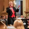 Unter der Leitung von Markus Popp (Mitte) nahm das Akademische Orchester die Gäste mit auf eine musikalische Reise, in der ersten Reihe lauschten (von links) unter anderem Regierungspräsidentin Susanne Weizendörfer, der neue Unibund-Vorsitzende Gunther Schunk und Uni-Präsident Paul Pauli. Unter der Leitung von Markus Popp (Mitte) nahm das Akademische Orchester die Gäste mit auf eine musikalische Reise, in der ersten Reihe lauschten (von links) unter anderem Regierungspräsidentin Susanne Weizendörfer, der neue Unibund-Vorsitzende Gunther Schunk und Uni-Präsident Paul Pauli.