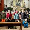 Die Mainsondheimer Kindergartenkinder singen St. Martinslieder.
