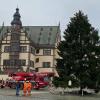 Der Weihnachtsbaum auf dem Schweinfurter Marktplatz wurde aufgestellt.