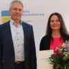 Jürgen Zips, Mitglied der Geschäftsführung der Deutschen Rentenversicherung Nordbayern und Jubilarin Martina Tilgner.