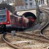 Wegen Bauarbeiten gibt es an mehreren Wochenenden vor Weihnachten Einschränkungen bei der Münchner S-Bahn. (Archivbild)