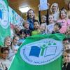 Freuen sich über die Auszeichnung: Die Grundschüler, Lehrerin Kerstin Wolf, Schulleiterin Gabriele Krieglstein und Angelika Degenbeck, Lehrerin und Projektleiterin Umweltschule.