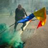 Demonstranten durchbrechen Polizeikette vor Regierungssitz in Bukarest.