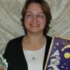 Caritas-Mitarbeiterin Nadja Jäger mit zwei Exemplaren der Adventskalenderausstellung