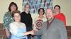 Schulleiter Alexander Lutz gratuliert der Vorsitzenden Enid Heidemann-Felder zur Wiederwahl. Mit im Bild (von links): Angelika Hempel, Caroline Felder, Steffi Holzemer und Isabell Bernard.
