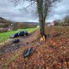 Die Rettungskräfte konnten für den 69-jährigen Fahrer des VW nichts mehr tun, er starb noch an der Unfallstelle kurz vor Aschach. Der Unfallort glich einem Trümmerfeld. Sogar der Motorblock wurde aus dem Auto gerissen, er liegt auf dem Feldweg.