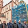 Die Sanierungsarbeiten an der Außenfassade der Schönbornkapelle gehen weiter. Darüber freuen sich (von links) Dompfarrer Stefan Gessner, Domdekan Generalvikar Dr. Jürgen Vorndran, Dompropst Paul Reder, Architekt Burkhard Falkenberg vom Referat Bau des Bistums sowie Restaurator Hendrik Romstedt.