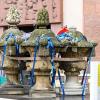 Ein Schwerlastkran nimmt an der Schönbornkapelle zur Sicherung die Vasen auf dem Dach ab. Dann wird das Gerüst abgebaut. Ein Schwerlastkran nimmt an der Schönbornkapelle zur Sicherung die Vasen auf dem Dach ab. Dann wird das Gerüst abgebaut.
