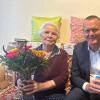 Bürgermeister Thomas Stamm gratuliert Regina Jegel zu ihrem 90. Geburtstag. Stamm bekam zum Dank ein Paar selbstgestrickte Socken. Bürgermeister Thomas Stamm gratuliert Regina Jegel zu ihrem 90. Geburtstag. Stamm bekam zum Dank ein Paar selbstgestrickte Socken.