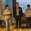 Bezirkstagsvizepräsident Thomas Schiebel überreicht dem Team Freizeit und Ehrenamt des Blindeninstituts, (von links) Anja Sommer, Moritz Lins, Ilona Wagner sowie dem Teamleiter Moritz Goldbach, den Unterfränkischen Inklusionspreis in der Kategorie „Wohnen“