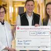 Chefärztin Prof. Dr. med. Christina Kohlhauser-Vollmuth (links) nahm die Spende des Maschinenrings Arnstein dankend von Sebastian Klein und Nadine Schmähling entgegen.