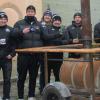 Bester Laune waren die Fußball-Jungs, die am Rathausvorplatz einen Stand aufgebaut hatten.