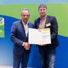 Bayerns Umweltminister Thorsten Glauber (links) überreichte die Urkunde an Daniel Zechmann im Sportpark Ronhof in Fürth.