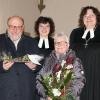 Im Rahmen des Gottesdienstes entpflichtete Dekanin Anne Salzbrenner (rechts) – zusammen mit Jugendpfarrerin Christina Lungfiel – den scheidenden Dekanatsjugendreferenten Siegfried Weidlich von seinem verantwortungsvollen Amt. Mit auf dem Bild Ehefrau Cornelia Schulze-Weidlich. Im Rahmen des Gottesdienstes entpflichtete Dekanin Anne Salzbrenner (rechts) – zusammen mit Jugendpfarrerin Christina Lungfiel – den scheidenden Dekanatsjugendreferenten Siegfried Weidlich von seinem verantwortungsvollen Amt. Mit auf dem Bild Ehefrau Cornelia Schulze-Weidlich.
