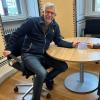 Jakob Mai (rechts) überreicht Rimpars Bürgermeister Bernhard Weidner seine neue CD.