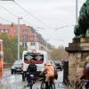 Fahrräder und Gleise sind eine gefährliche Kombination: Damit Radfahrende auf der Würzburger Löwenbrücke zukünftig sicherer über den Main kommen, bekommen sie bald eine eigene Spur.