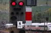 Die Züge fahren wieder, aber für die Straße zwischen Kitzingen und Mainstockheim hat die Bahn die Signale noch immer auf Rot gestellt. 