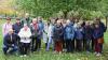 Mitglieder der Kirchengemeinde Uettingen und Gäste aus Remlingen, Billingshausen und Birkenfeld unter dem Apfelbaum im Luthergarten von Wittenberg.