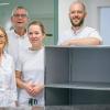 Dr. Tobias Ofenhitzer (hinten rechts) übernimmt die Praxisleitung in Karlstadt. Dr. Gertrud Mösslang-Wennmann (vorne links) und Dr. Hanna Ehlert (vorne rechts) arbeiten weiterhin als Kieferorthopädinnen in der Praxis. Dr. Wolfgang Wennmann (hinten links) geht in den Ruhestand. 
