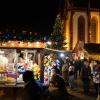 Zahlreiche Menschen besuchen am Samstagabend (30.11.24) die Würzburger Innenstadt. Neben dem Weihnachtsmarkt lockte die Aktion „Würzburger Lichterglanz“. Dieser beinhaltete neben verlängerten Öffnungszeiten vieler Geschäfte und des Weihnachtsmarktes unter anderem stimmungsvolle Illuminationen, Walking-Acts, Ballonglühen und weiteres Rahmenprogramm. Auch Weihnachtsengel mit beleuchteten Flügeln liefen durch die Stadt.