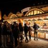 Der Würzburger Weihnachtsmarkt wurde am Freitag durch OB Christian Schuchardt und der Lichtermaid Katharina Wipplinger am Unteren Markt eröffnet. Der Weihnachtsmarkt lockt mit 125 Ständen und Buden zahlreiche Besucher in die Innenstadt.