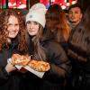 Der Würzburger Weihnachtsmarkt wurde am Freitag durch OB Christian Schuchardt und der Lichtermaid Katharina Wipplinger am Unteren Markt eröffnet. Der Weihnachtsmarkt lockt mit 125 Ständen und Buden zahlreiche Besucher in die Innenstadt.